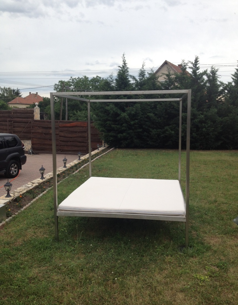 Rozsdamentes baldahinos ágy